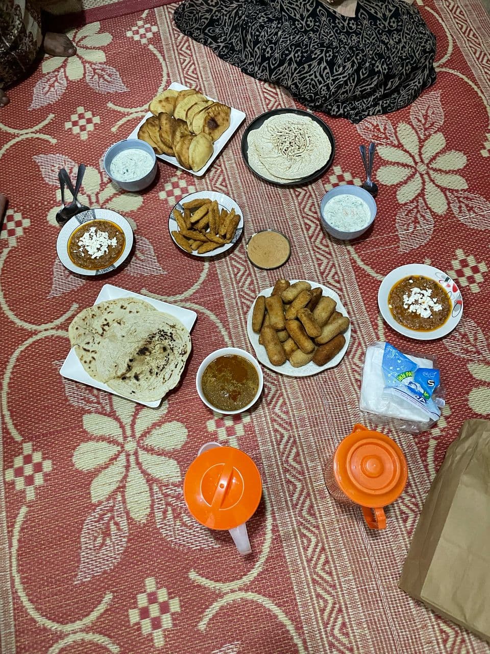 صنع ايدينا المرة دي يحتوي علي البلدي (تقلية وقراصة ) و فطائر ولقائف الدجاج